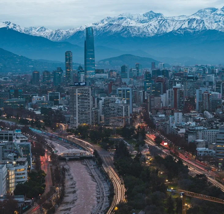 Seguro viagem Chile: Cordilheira dos Andes ao entardecer sobre Santiago