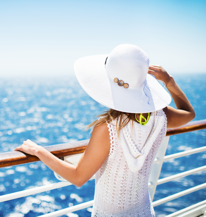 Passageira aproveitando a viagem no deque de um navio de cruzeiro